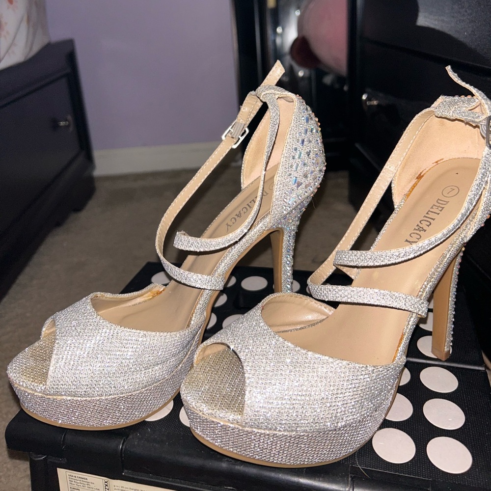 Delicacy sparkly high heel perfect for homecoming prom wedding day. Size 7